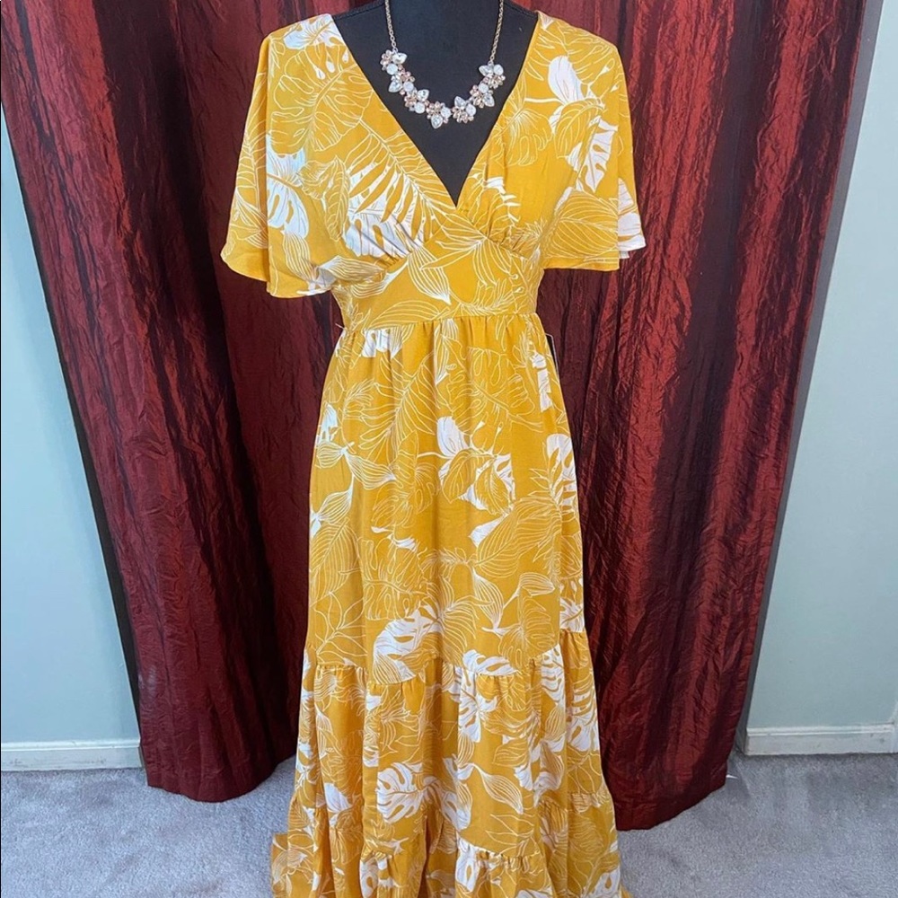 ✨BRAND NEW✨ Lulu’s yellow design maxi